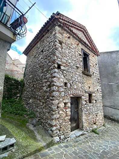 Casa quadrilocale in vendita in Via Indipendenza, Tortorella