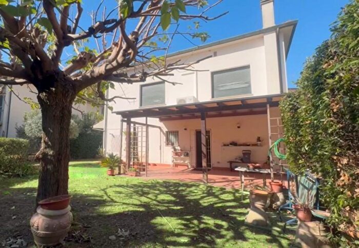 Casa con 10 locali in vendita in a Palmiro Togliatti, Pontedera