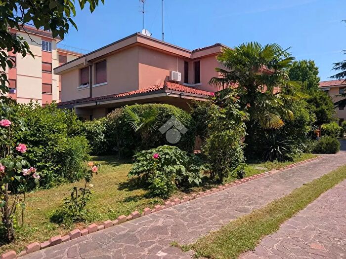 Casa con 5 locali in vendita in Via Granatieri di Sardegna, Treviso