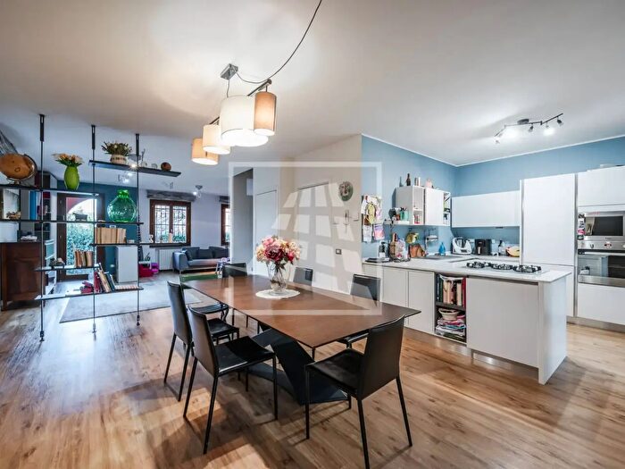 Casa con 8 locali in vendita in Via Dante Zanichelli, Reggio Emilia