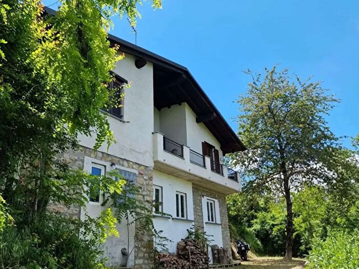 Casa con 7 locali in vendita in Varzi