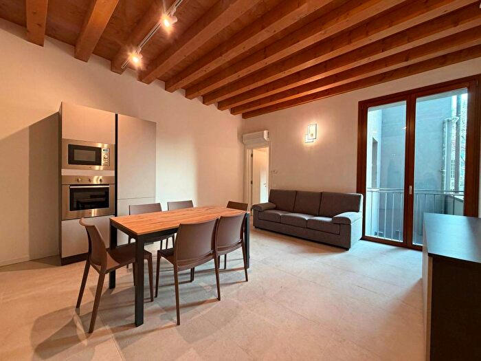 Appartamento trilocale in affitto in Via del Santo, Santo, Padova