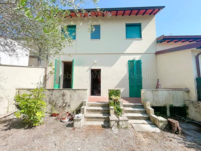 Casa con 9 locali in vendita in Via Pistoia, Pietrasanta