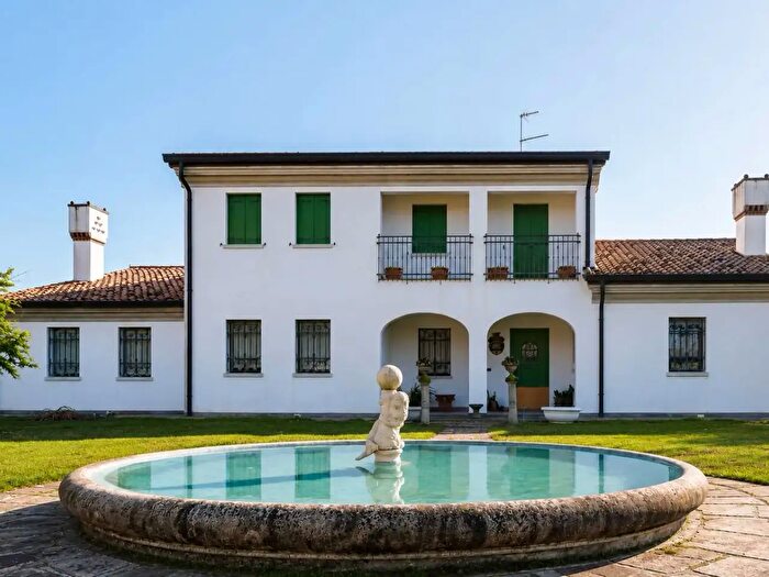 Casa con 10 locali in vendita in Via Callunga, Salgareda