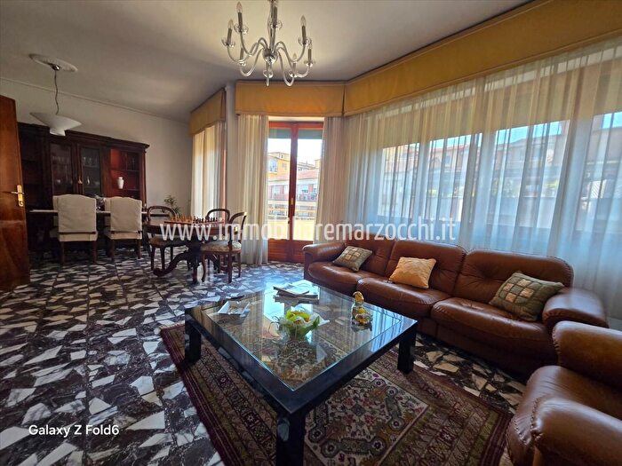 Appartamento con 8 locali in vendita in Caduti di Vicobello, Siena