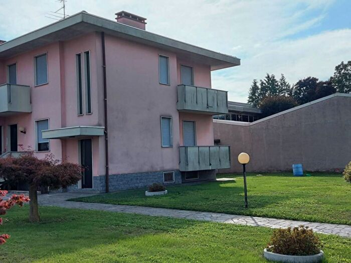 Casa con 6 locali in vendita in Via Novembre, Solbiate Olona