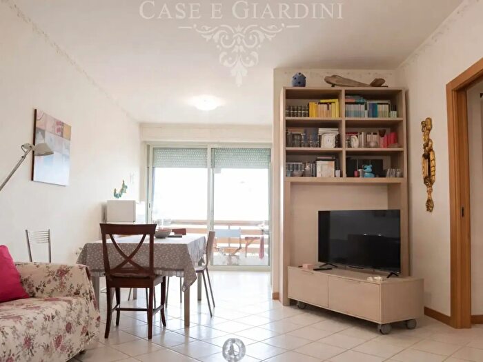 Appartamento trilocale in vendita in Via Antonio Cei, Viareggio