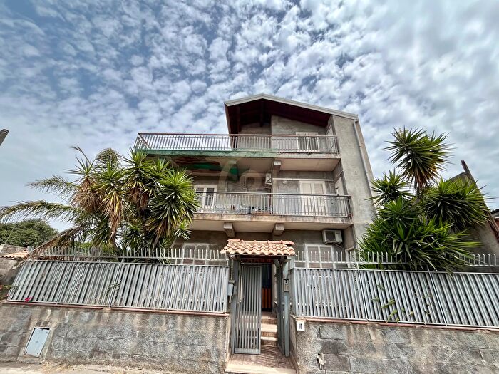 Casa con 9 locali in vendita in Via Caduti di Cefalonia, Misterbianco