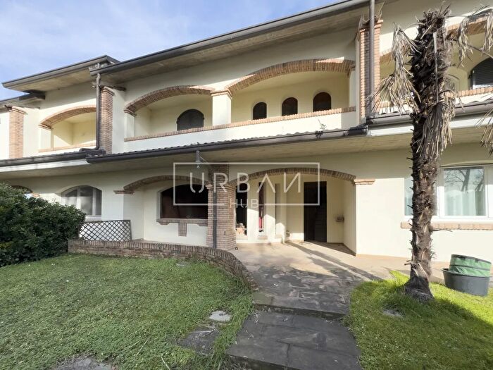 Casa con 6 locali in vendita in Forli