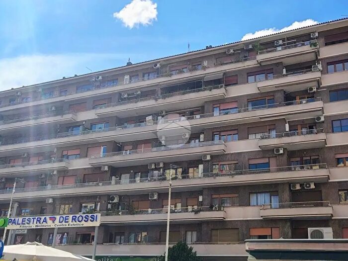 Appartamento trilocale in vendita in Via Appia Nuova, Roma