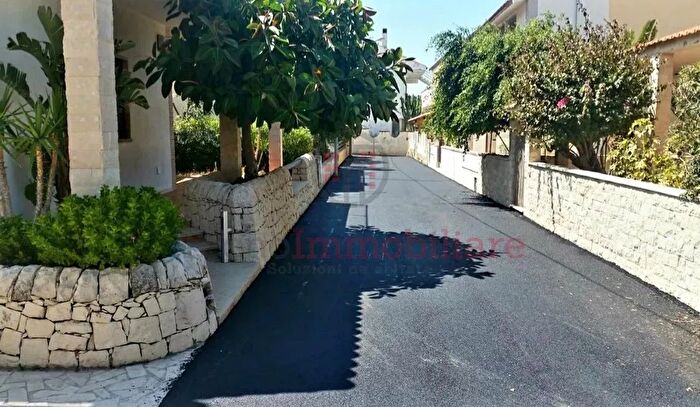 Appartamento con 6 locali in vendita in Via Veneto Scoglitti, Vittoria