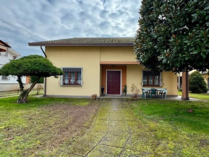 Casa con 8 locali in vendita in Via Pietro Nenni, Bosaro