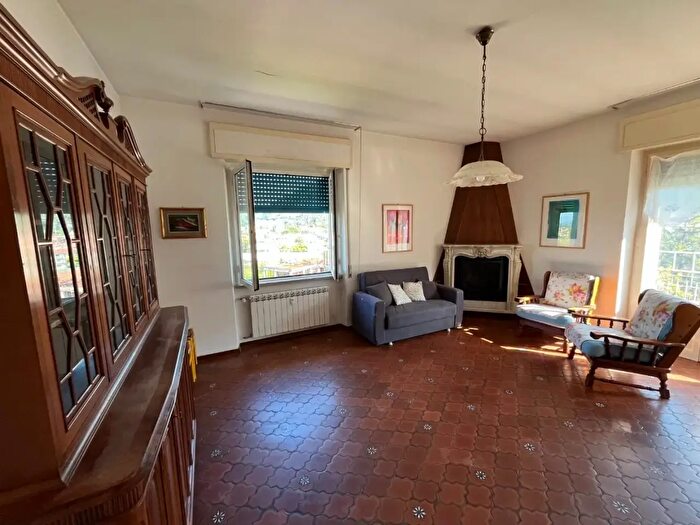 Appartamento con 5 locali in vendita in Massa