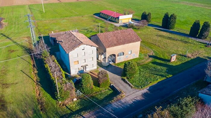 Appartamento con 6 locali in vendita in Via Limido, Castelnovo Di Sotto