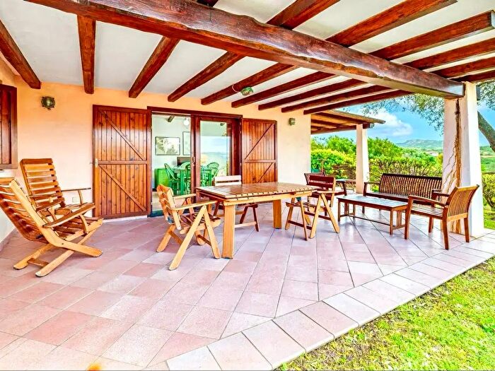 Casa quadrilocale in vendita in Arzachena