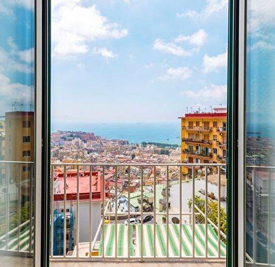 Appartamento trilocale in affitto in Vico Petraio, Vomero, Napoli