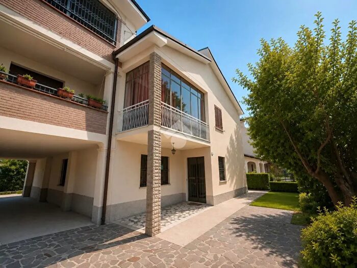 Casa con 10 locali in vendita in Via Emilia Est, Rubiera