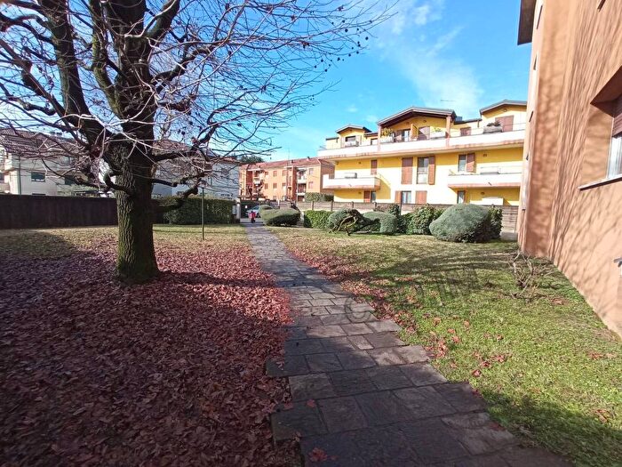 Appartamento trilocale in affitto in Via Francesco Caracciolo, Centro, Lainate