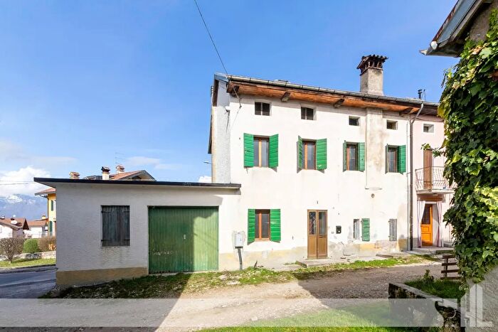 Casa con 6 locali in vendita in Borgo Valbelluna