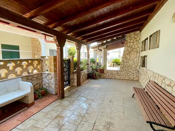 Casa quadrilocale in vendita in Via Ammiraglio Caracciolo, Salve