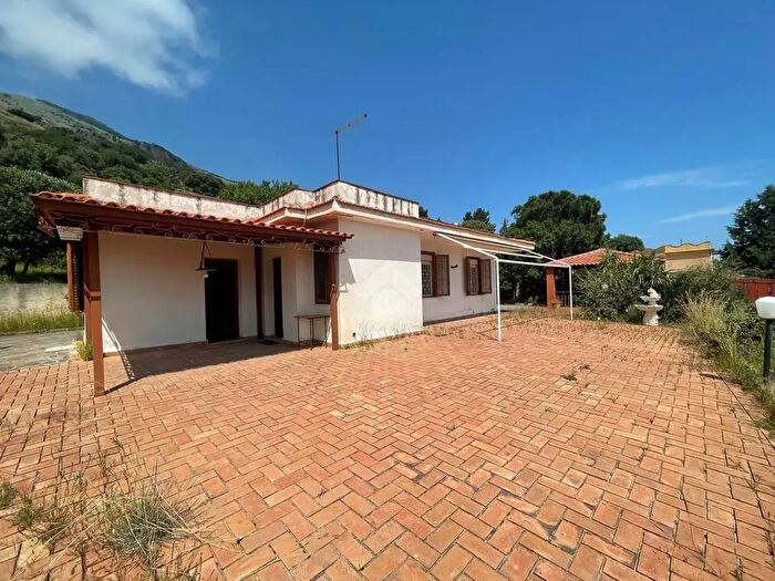 Casa trilocale in vendita in Via Costa Buffa, Carini