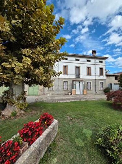 Casa con 6 locali in vendita in Piazza Bentivoglio, Gualtieri