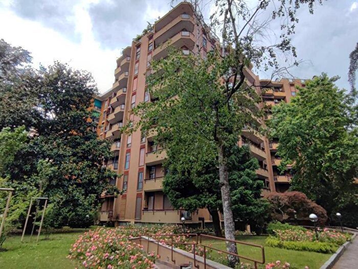Appartamento trilocale in affitto in Viale Legioni Romane, Bande Nere, Milano