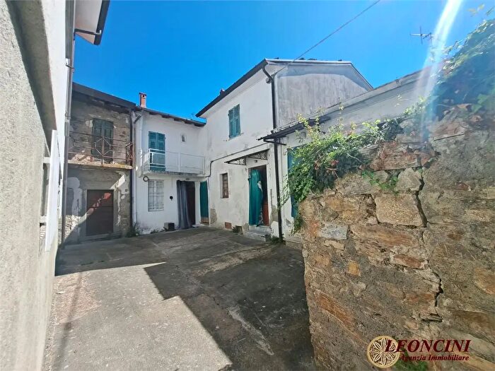 Casa con 8 locali in vendita in Via Gigliana Snc, Filattiera