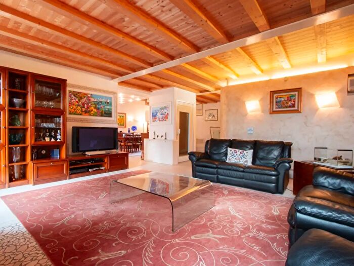 Casa con 8 locali in vendita in Viale delle Robinie, Vigasio