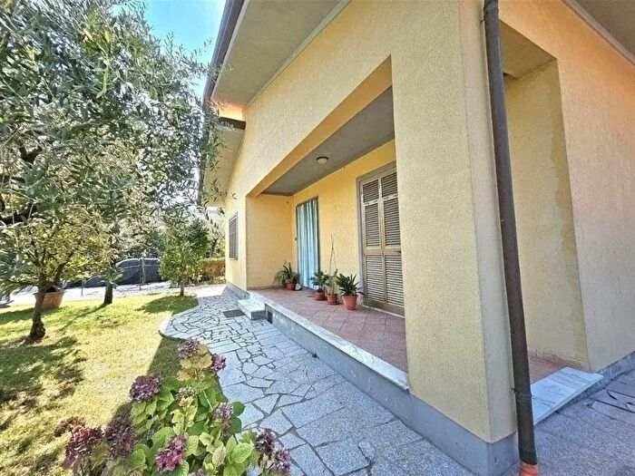 Casa quadrilocale in vendita in Massa