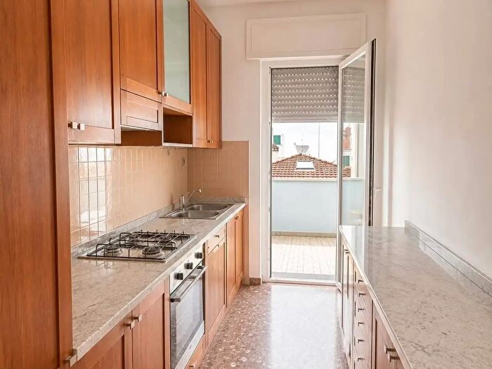 Casa con 6 locali in affitto in Viareggio