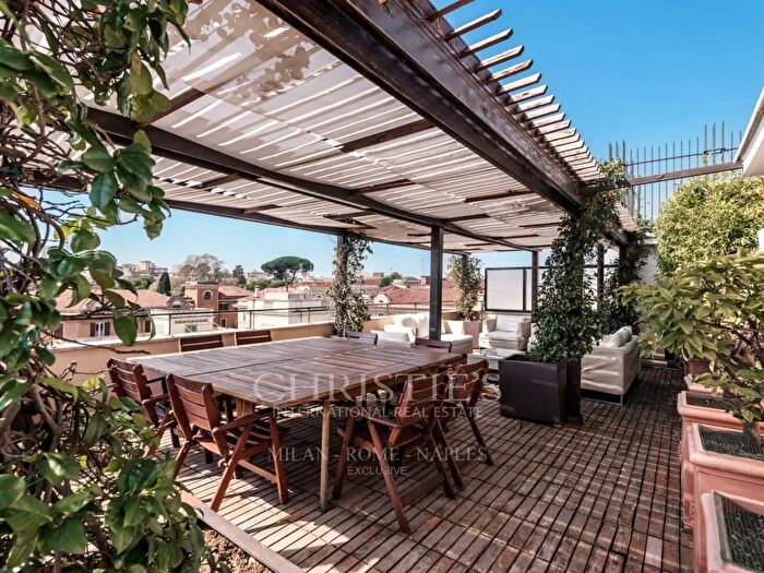 Appartamento con 9 locali in vendita in Via Nomentana, Roma