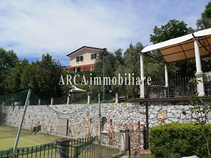 Casa con 7 locali in vendita in Pietrasanta