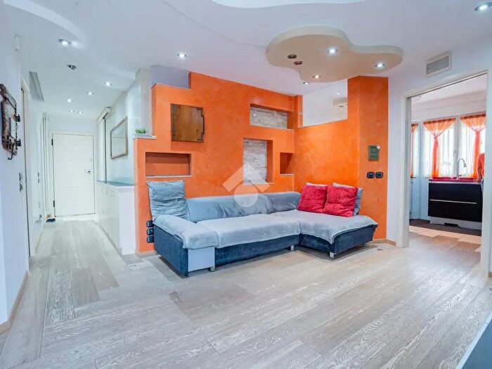 Appartamento quadrilocale in vendita in Via IV Novembre, Trento