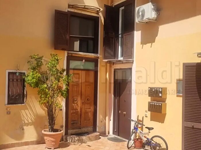 Appartamento trilocale in vendita in Napoli