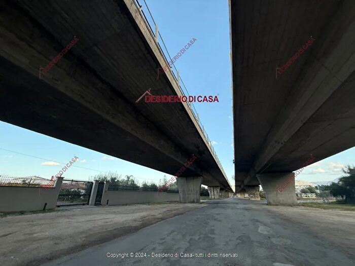 Casa con 8 locali in vendita in Cinisi