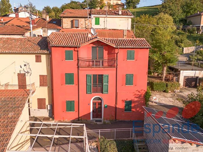 Casa con 6 locali in vendita in Via Castello, San Benedetto Val Di Sambro