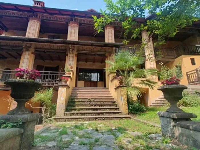 Casa con 6 locali in vendita in Via Calco, Borgosesia