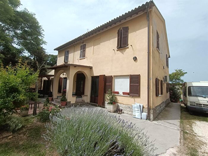 Casa con 7 locali in vendita in Senigallia