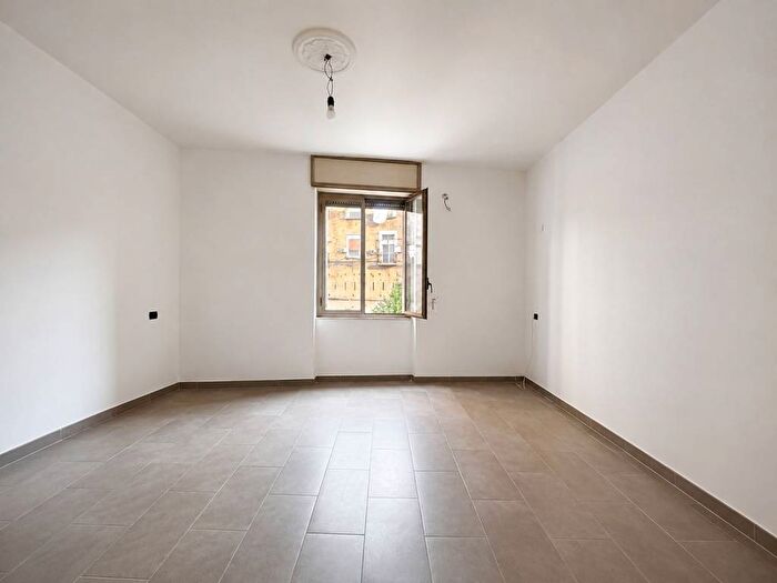 Appartamento trilocale in affitto in Via della Sanità, Stella Materdei, Napoli