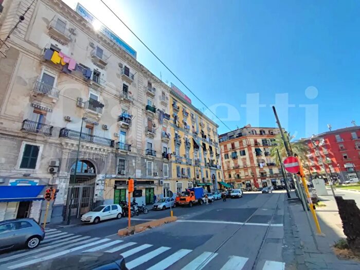 Appartamento trilocale in vendita in Piazza Nazionale, Napoli