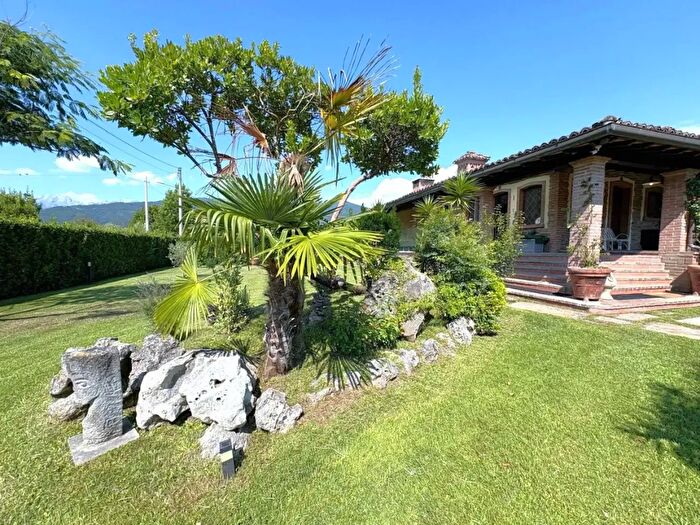 Casa con 5 locali in vendita in Massa