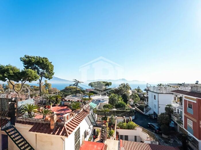 Appartamento quadrilocale in vendita in Via Francesco Petrarca, Napoli