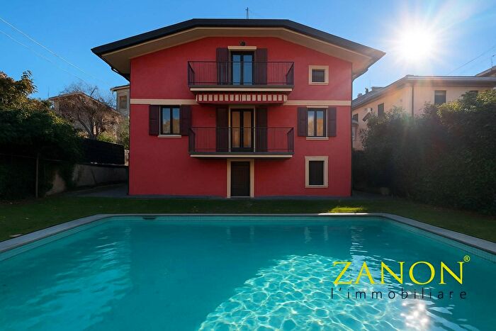 Casa con 11 locali in vendita in Via Leopardi, Gorizia
