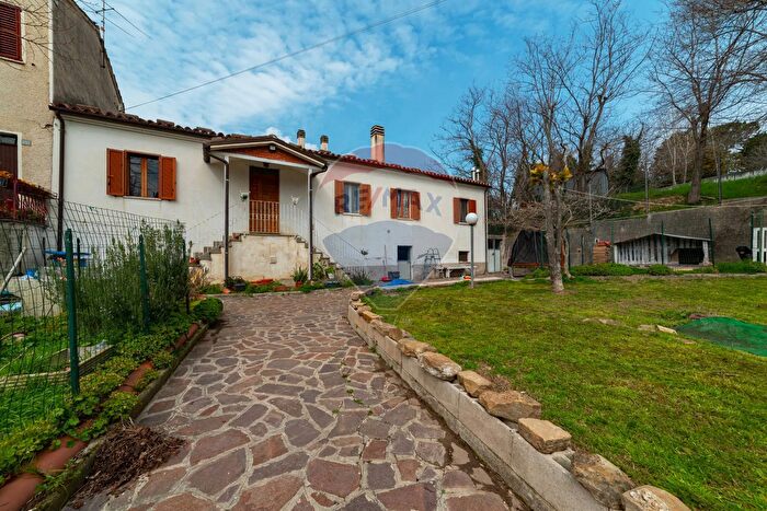 Casa con 6 locali in vendita in Via San Rocco, Maiolati Spontini