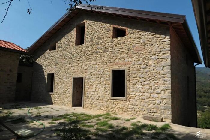 Casa con 10 locali in vendita in Pontremoli