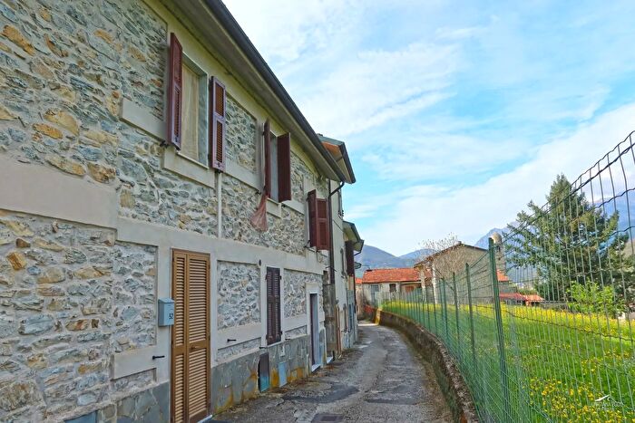 Casa con 5 locali in vendita in Bagnone
