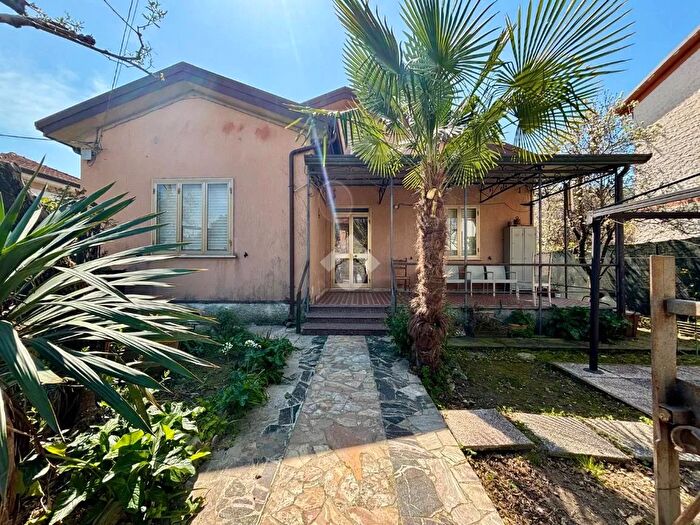 Casa con 5 locali in vendita in Via G Amendola, Ameglia