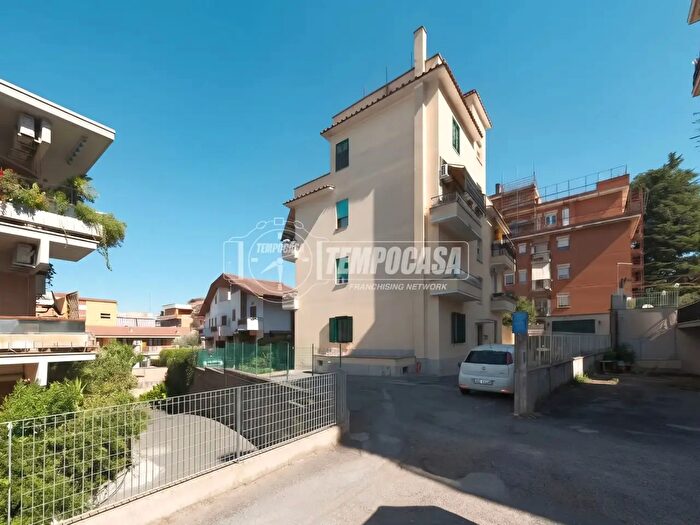 Appartamento trilocale in vendita in Via Calcata, Roma