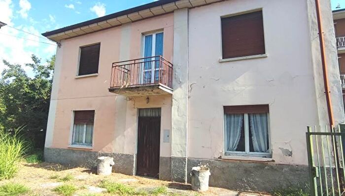 Casa con 8 locali in vendita in Stradella